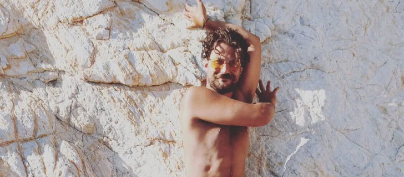 «Το Καφέ της Χαράς»: Ποιος είναι ο νέος παπάς που θα σκανδαλίσει το Κολοκοτρωνίτσι; (φωτο)